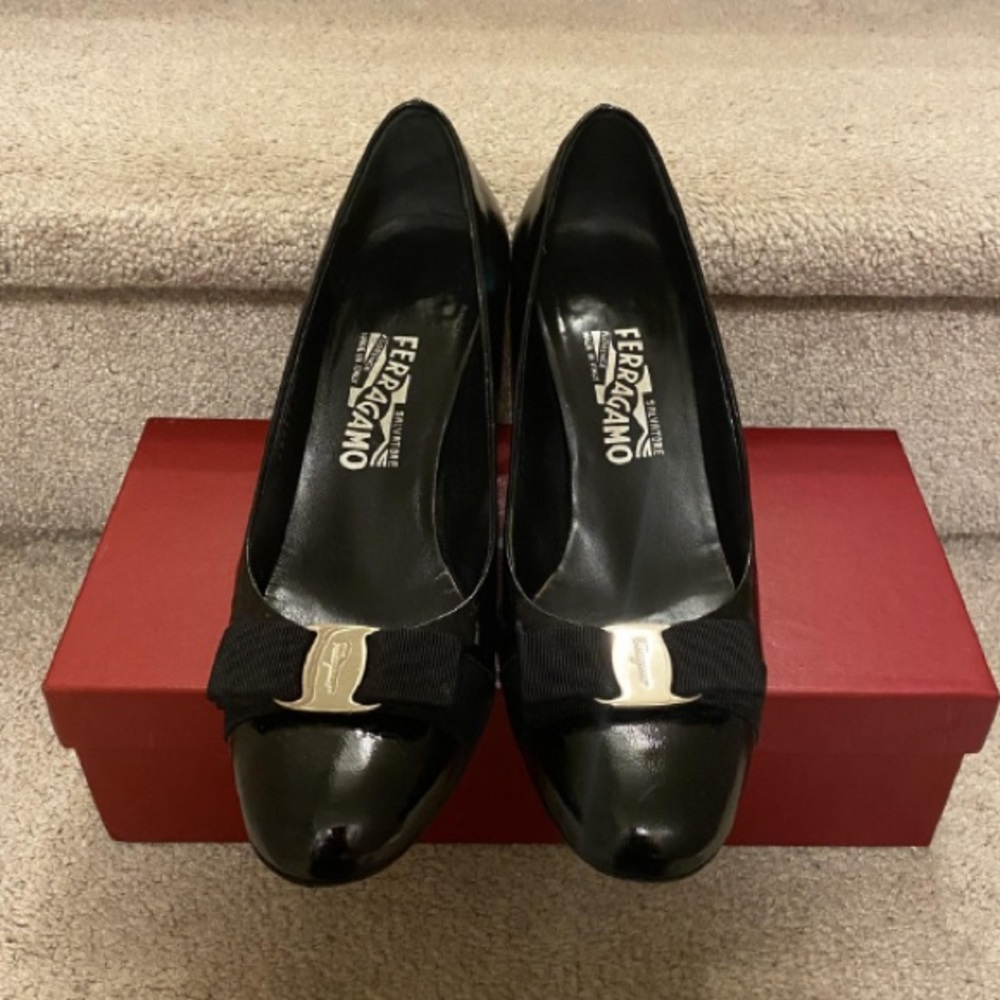 Authentic Salvatore Ferragamo Vara Bow Pumps Heels Black Patent Leather